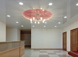 Глянцевые натяжные потолки 