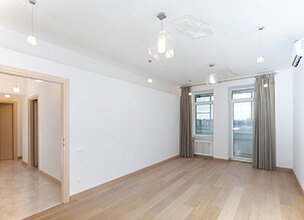 Глянцевые натяжные потолки в гостиную 