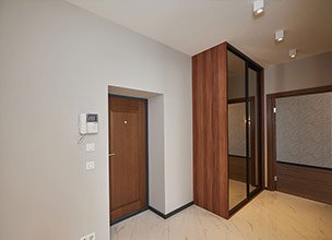 Сатиновые натяжные потолки в прихожую 